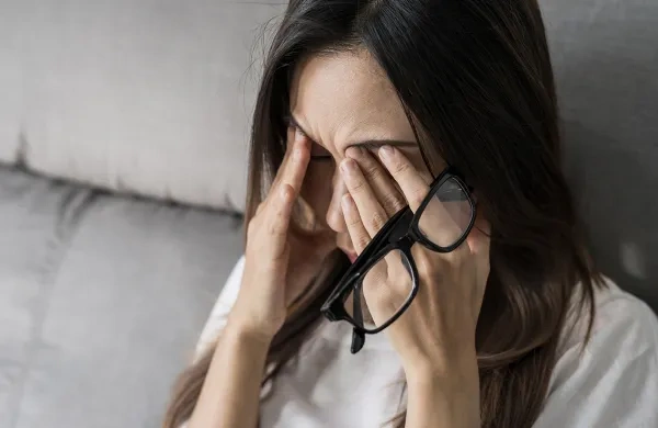 Floaters vs. Flashes: What Are They and When Is It an Emergency?